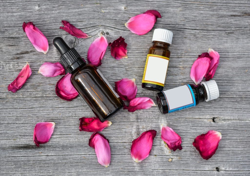 Essential Oils 2536471 1280 1024x721
